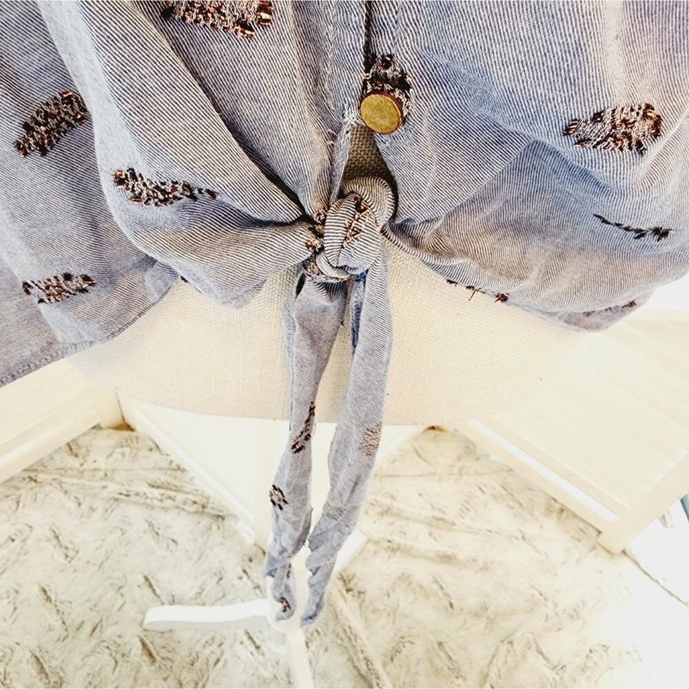 WAVERLY GREY METALLIC ACCENT PRINTED RUFFLE NECK SIZE LARGE - Picture 3 of 8